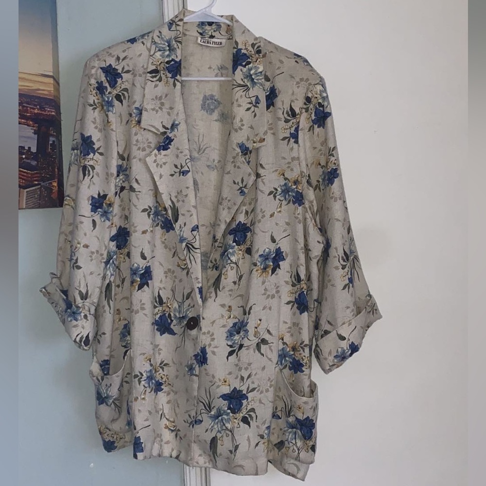 ❤️❤️ Laura Tyler Floral Button Up Shirt